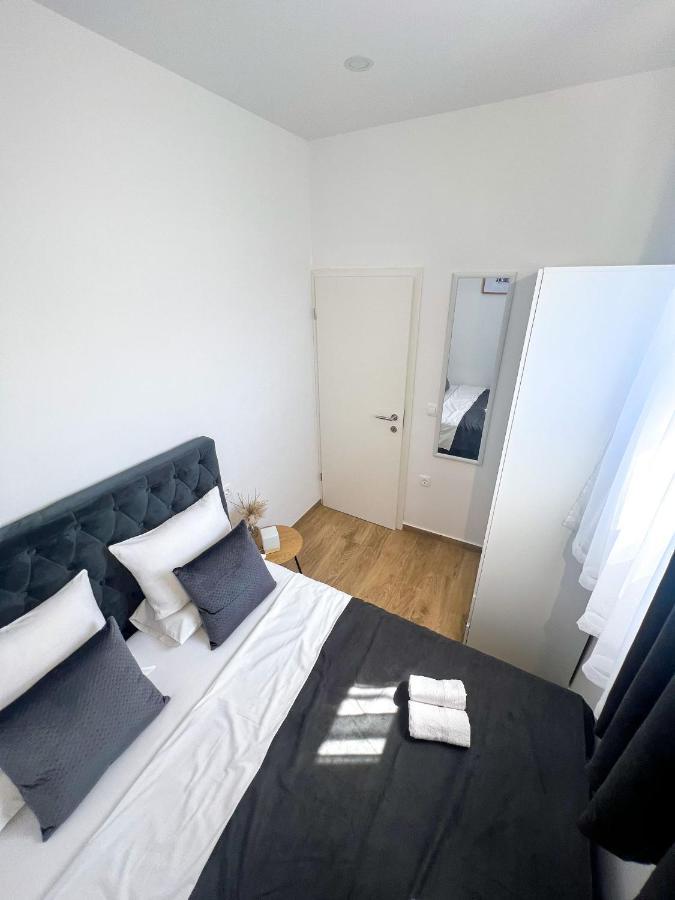 Ana, Apartment
